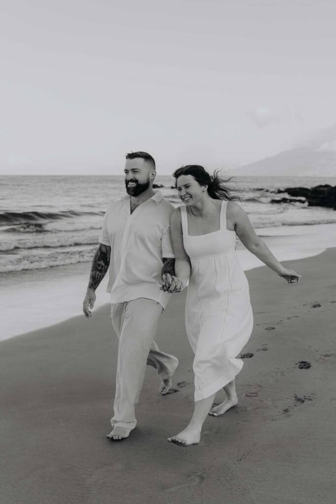 Engaged couple from Ohio taking photos during their Hawai‘i vacation
